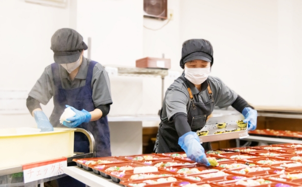 お弁当製造・宅配の風景